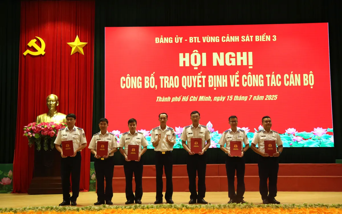 Đại tá Lê Văn Tú, Bí thư Đảng ủy, Chính ủy Bộ Tư lệnh Vùng Cảnh sát biển 3 trao quyết định cho các cán bộ thuộc đơn vị. Ảnh: CSB3 Đại tá Lê Văn Tú, Bí thư Đảng ủy, Chính ủy Bộ Tư lệnh Vùng Cảnh sát biển 3 trao quyết định cho các cán bộ thuộc đơn vị. Ảnh: CSB3