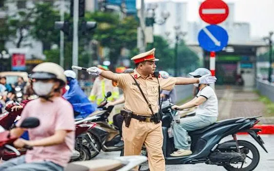 CSGT Hà Nội chỉ huy điều khiển giao thông phòng ngừa ùn tắc trong giờ cao điểm.