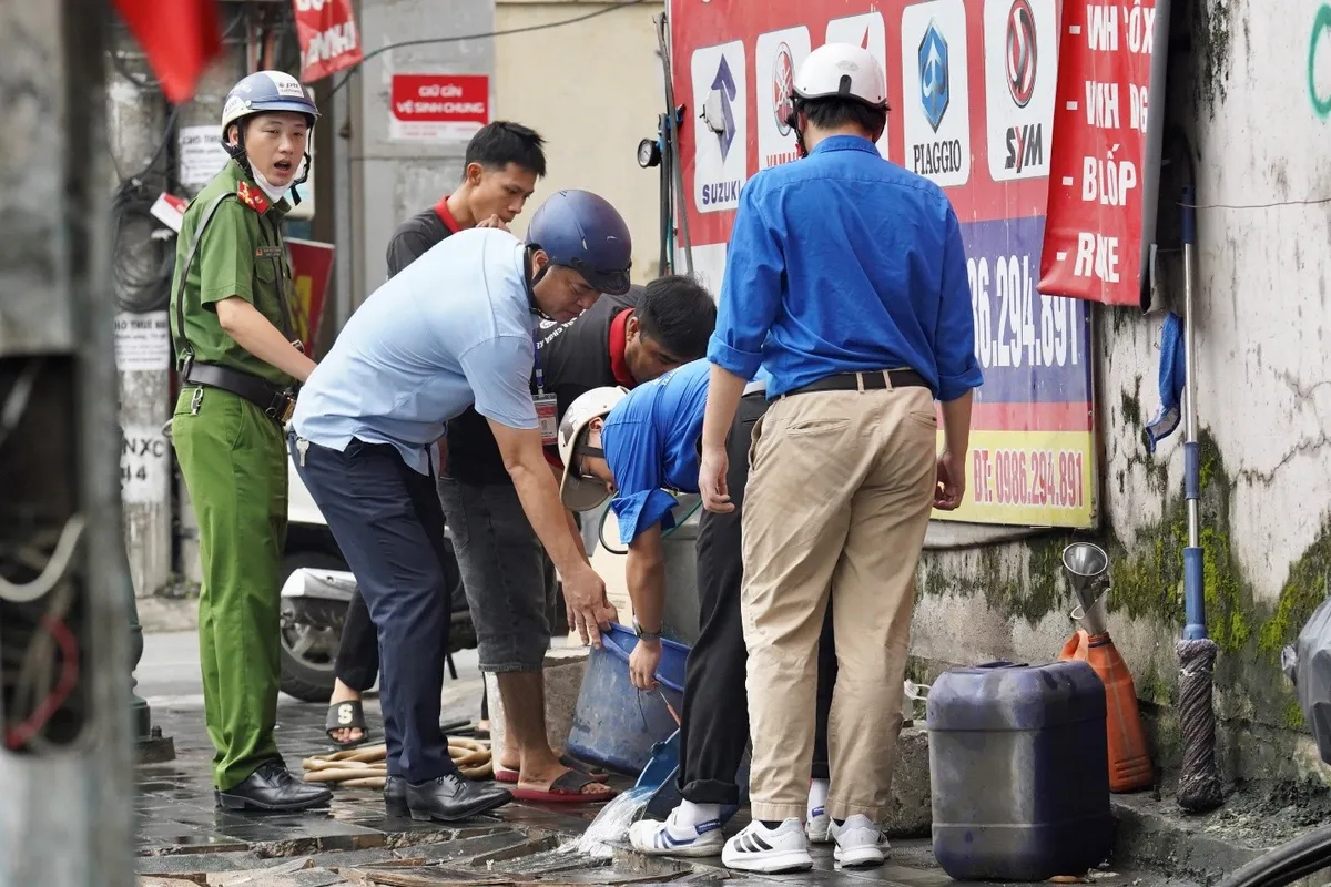 Phường Thanh Xuân (Hà Nội) triển khai cao điểm lập lại trật tự đô thị 6 tháng cuối năm 2025 - Ảnh 3.