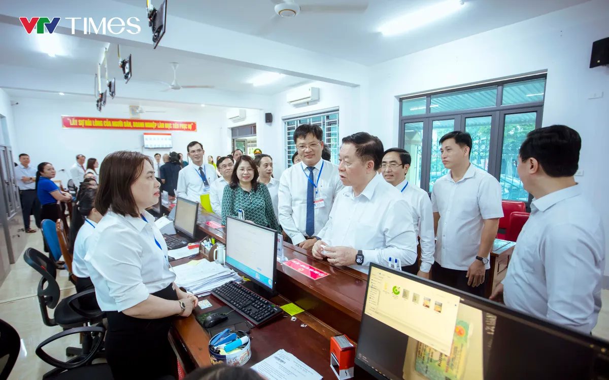 Trưởng ban Tuyên giáo và Dân vận Trung ương Nguyễn Trọng Nghĩa trao đổi với cán bộ làm việc tại Trung tâm phục vụ hành chính công phường Cửa Lò, tỉnh Nghệ An. Trưởng ban Tuyên giáo và Dân vận Trung ương Nguyễn Trọng Nghĩa trao đổi với cán bộ làm việc tại Trung tâm phục vụ hành chính công phường Cửa Lò, tỉnh Nghệ An.