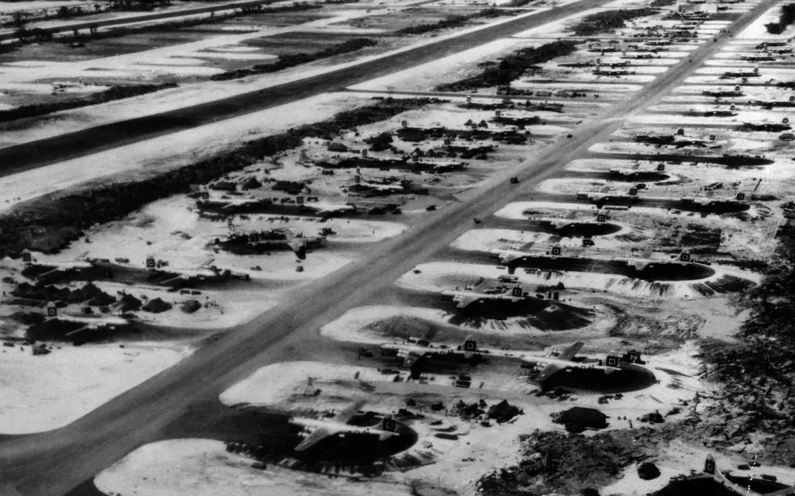 Máy bay ném bom B-29 chờ lệnh tại căn cứ không quân Hoa Kỳ ở Guam, tháng 8/1945. (Ảnh: Hulton Archive/Getty Images) Máy bay ném bom B-29 chờ lệnh tại căn cứ không quân Hoa Kỳ ở Guam, tháng 8/1945. (Ảnh: Hulton Archive/Getty Images)