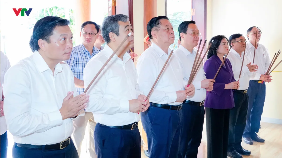 Trưởng ban Tuyên giáo và Dân vận Trung ương thăm, tặng quà thương, bệnh binh và Mẹ Việt Nam Anh hùng tại Nghệ An - Ảnh 1.