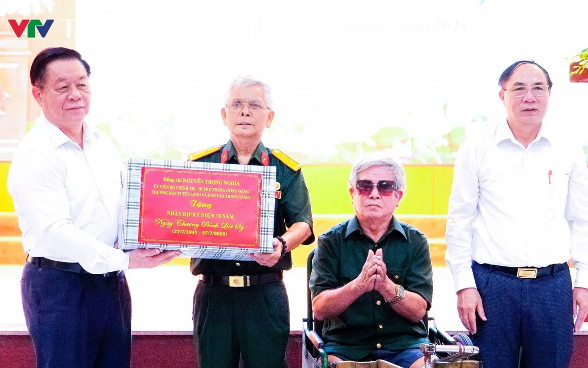 Đồng chí Nguyễn Trọng Nghĩa - Ủy viên Bộ Chính trị, Bí thư Trung ương Đảng, Trưởng ban Tuyên giáo và Dân vận Trung ương tặng quà Trung tâm Điều dưỡng Thương binh Nghệ An.
