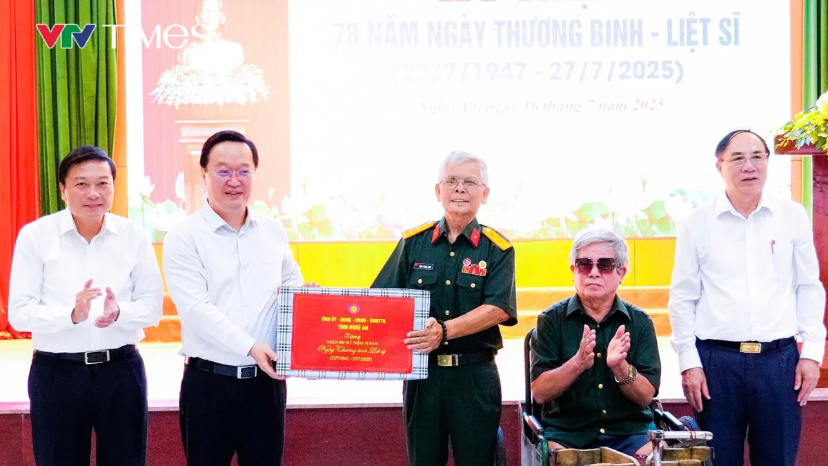 Trưởng ban Tuyên giáo và Dân vận Trung ương thăm, tặng quà thương, bệnh binh và Mẹ Việt Nam Anh hùng tại Nghệ An - Ảnh 2.