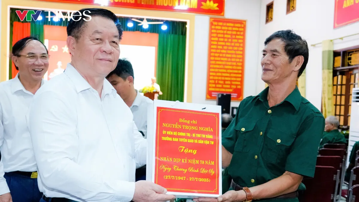 Trưởng ban Tuyên giáo và Dân vận Trung ương thăm, tặng quà thương, bệnh binh và Mẹ Việt Nam Anh hùng tại Nghệ An - Ảnh 4.