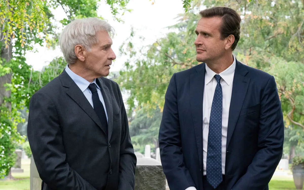 Harrison Ford (bên trái) và Jason Segel trong một cảnh của phim "Shrinking". (Ảnh: Beth Dubber/Apple TV+/AP) Harrison Ford (bên trái) và Jason Segel trong một cảnh của phim "Shrinking". (Ảnh: Beth Dubber/Apple TV+/AP)