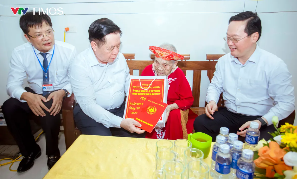 Trưởng ban Tuyên giáo và Dân vận Trung ương thăm, tặng quà thương, bệnh binh và Mẹ Việt Nam Anh hùng tại Nghệ An - Ảnh 5.