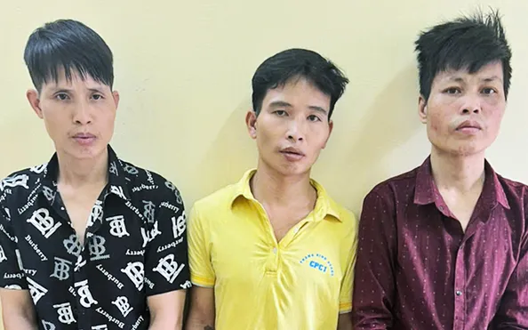 Nhóm đối tượng trộm cắp dây cáp điện bị tạm giữ (Nguồn: ANTĐ) Nhóm đối tượng trộm cắp dây cáp điện bị tạm giữ (Nguồn: ANTĐ)