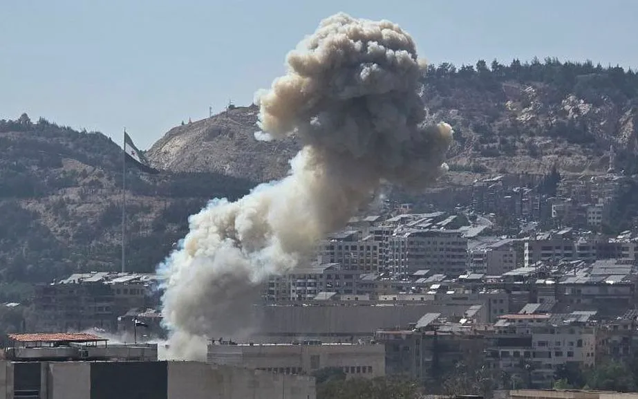 Khói bốc lên sau vụ không kích của Israel nhằm vào Bộ Quốc phòng Syria ở Damascus ngày 16/7/2025. (Ảnh: SANA/AP) Khói bốc lên sau vụ không kích của Israel nhằm vào Bộ Quốc phòng Syria ở Damascus ngày 16/7/2025. (Ảnh: SANA/AP)