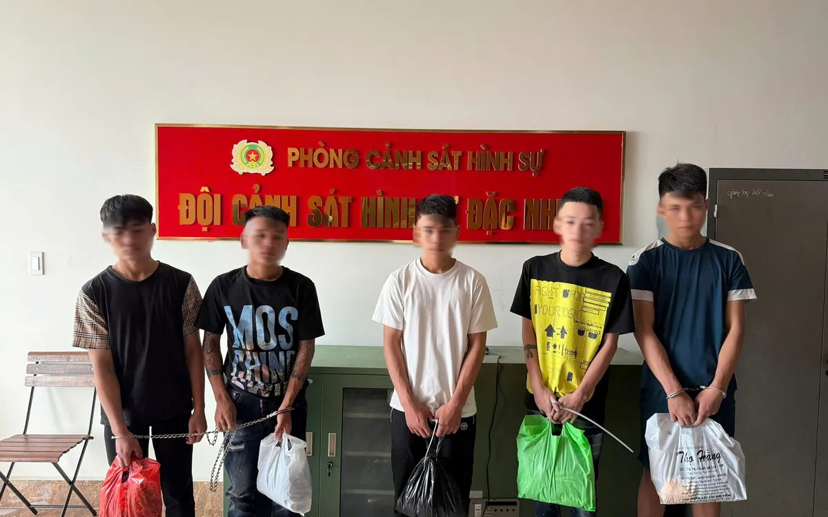 5 bị can Cù Văn M., Nguyễn Anh T., Nguyễn Huy Ph., Nguyễn Quốc H., Phạm Văn T. bị cơ quan công an khởi tố, bắt tạm giam. Ảnh: NLĐ 5 bị can Cù Văn M., Nguyễn Anh T., Nguyễn Huy Ph., Nguyễn Quốc H., Phạm Văn T. bị cơ quan công an khởi tố, bắt tạm giam. Ảnh: NLĐ