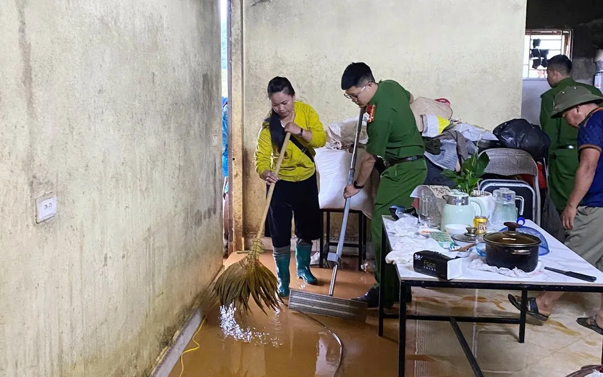 Công an phường Sa Pa hỗ trợ người dân dọn dẹp nhà ở. (Ảnh: Báo Lào Cai) Công an phường Sa Pa hỗ trợ người dân dọn dẹp nhà ở. (Ảnh: Báo Lào Cai)