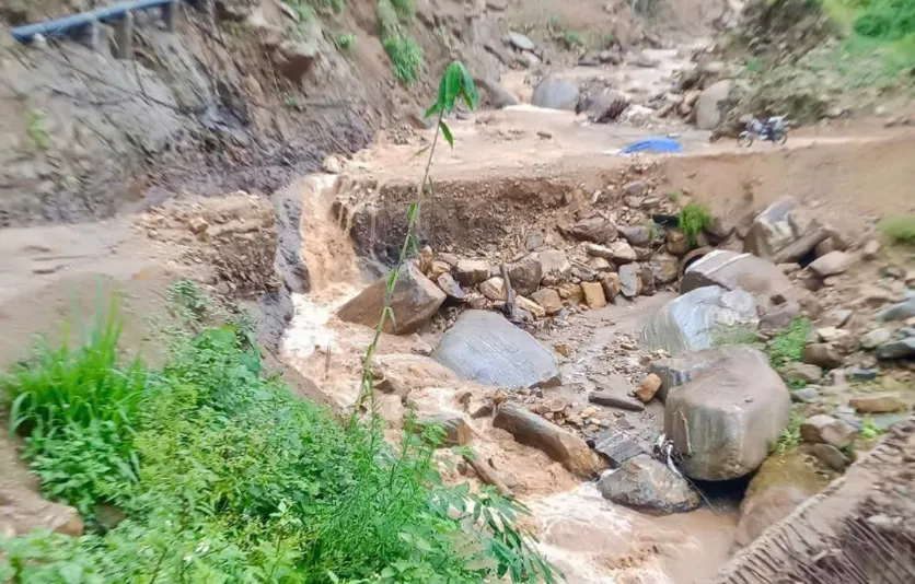 Mưa lũ ở Lào Cai làm 2 người chết, 3 người bị thương - Ảnh 2.