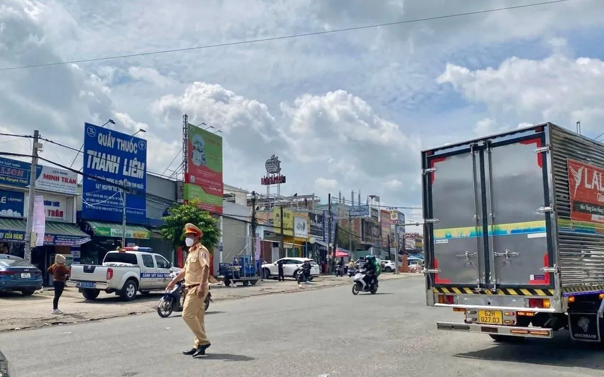 Lực lượng Trạm CSGT ngã ba Thái Lan điều tiết phương tiện tại khu vực xã Long Thành để hạn chế ùn tắc giao thông khi dòng xe đổ về cao tốc TP Hồ Chí Minh - Long Thành - Dầu Giây. Ảnh: CTV Lực lượng Trạm CSGT ngã ba Thái Lan điều tiết phương tiện tại khu vực xã Long Thành để hạn chế ùn tắc giao thông khi dòng xe đổ về cao tốc TP Hồ Chí Minh - Long Thành - Dầu Giây. Ảnh: CTV