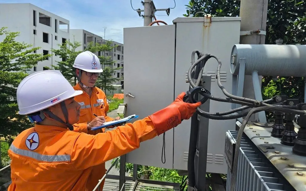 Công nhân EVNNPC kiểm tra thiết bị giữa trưa nắng, đảm bảo vận hành an toàn lưới điện. Công nhân EVNNPC kiểm tra thiết bị giữa trưa nắng, đảm bảo vận hành an toàn lưới điện.