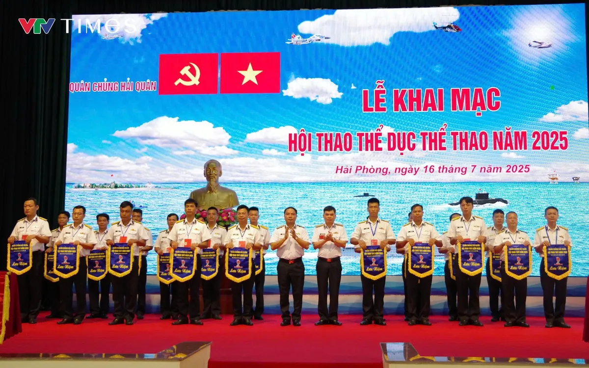 Thủ trưởng Bộ tư lệnh Hải quân tặng cờ lưu niệm cho các đội tuyển thủ đến từ các cơ quan, đơn vị Thủ trưởng Bộ tư lệnh Hải quân tặng cờ lưu niệm cho các đội tuyển thủ đến từ các cơ quan, đơn vị