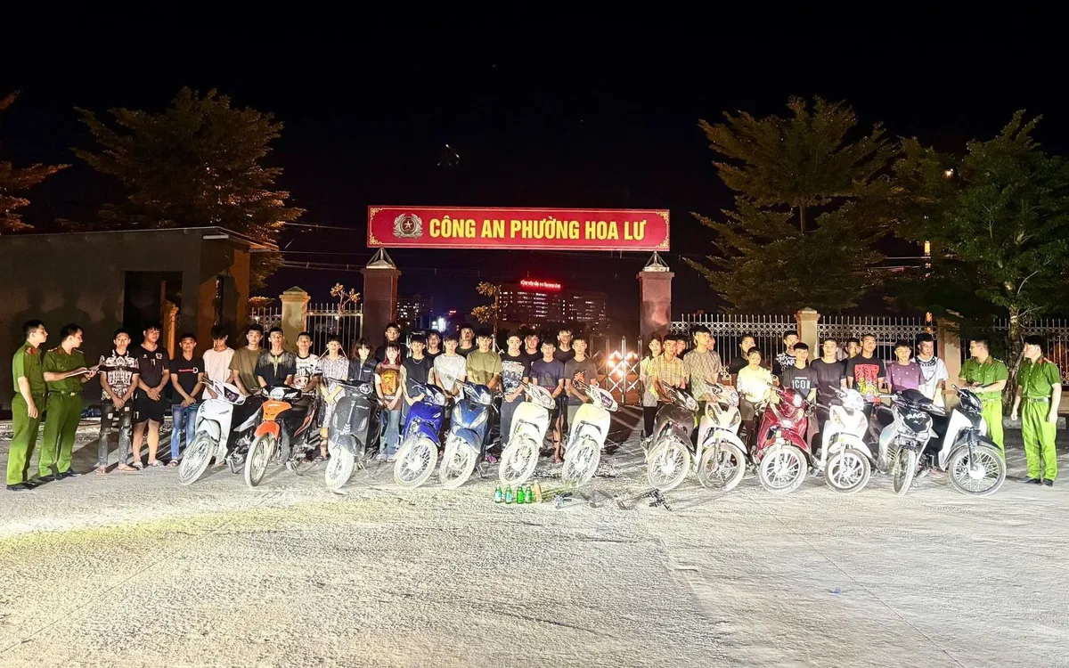 Công an phường Hoa Lư lấy lời khai 2 nhóm đối tượng nêu trên. Ảnh: Công an phường Hoa Lư Công an phường Hoa Lư lấy lời khai 2 nhóm đối tượng nêu trên. Ảnh: Công an phường Hoa Lư