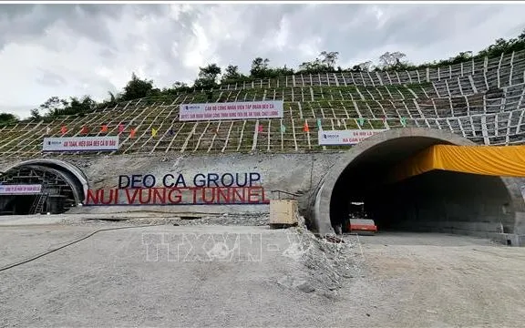 Quang cảnh hầm Núi Vung thuộc dự án cao tốc Cam Lâm – Vĩnh Hảo. Ảnh tư liệu: Công Thử/TTXVN Quang cảnh hầm Núi Vung thuộc dự án cao tốc Cam Lâm – Vĩnh Hảo. Ảnh tư liệu: Công Thử/TTXVN