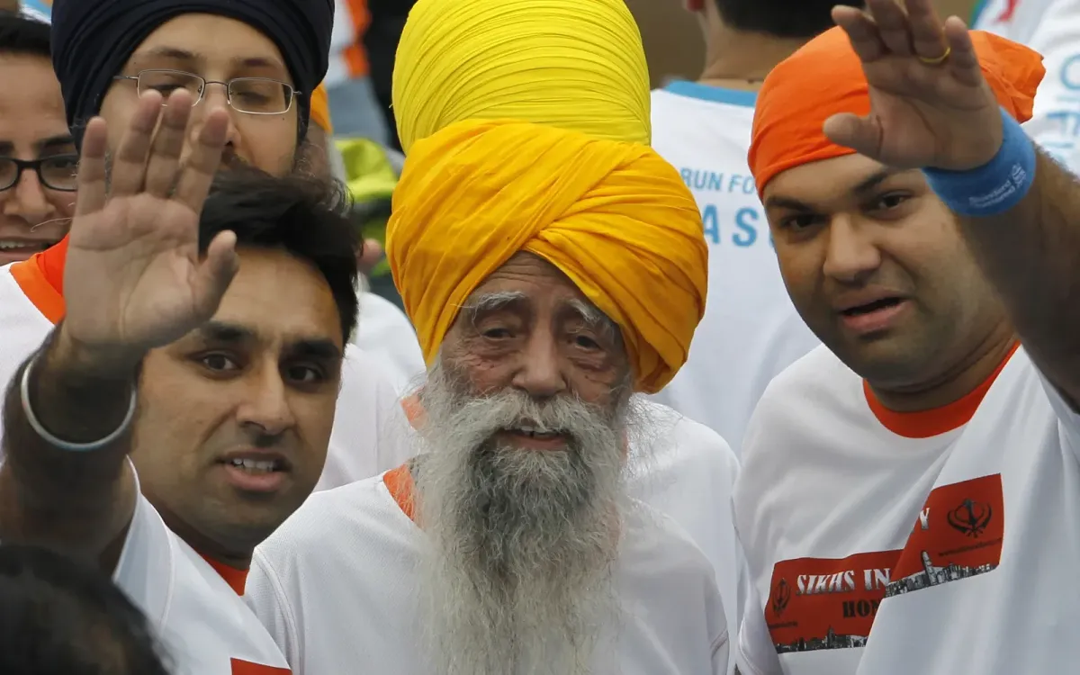 Ông Fauja Singh mỉm cười sau khi hoàn thành đường chạy 10 km tại giải marathon Hong Kong (Trung Quốc), ngày 24/2/2013. (Ảnh: AP)