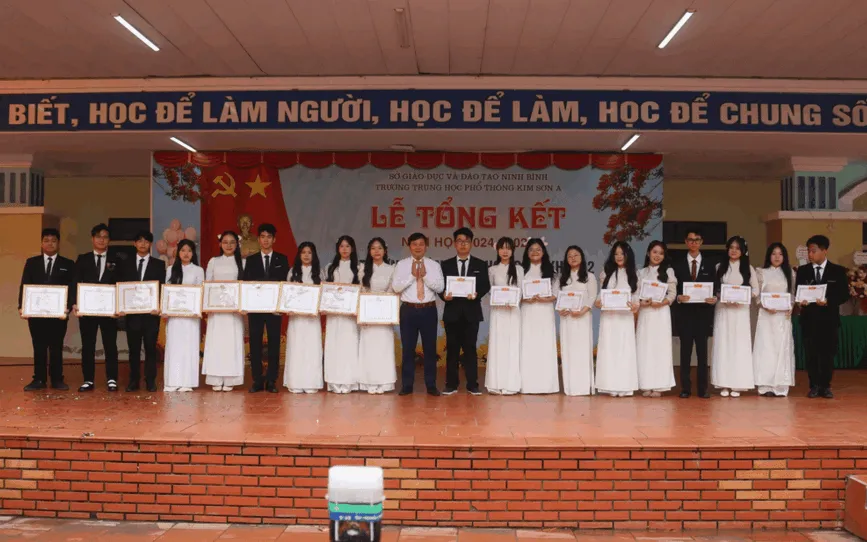 Thái An (thứ 8 từ phải sang) là một trong các em học sinh xuất sắc được lãnh đạo nhà trường trao thưởng trong lễ tổng kết năm học 2024-2025. Ảnh: NTCC. Thái An (thứ 8 từ phải sang) là một trong các em học sinh xuất sắc được lãnh đạo nhà trường trao thưởng trong lễ tổng kết năm học 2024-2025. Ảnh: NTCC.