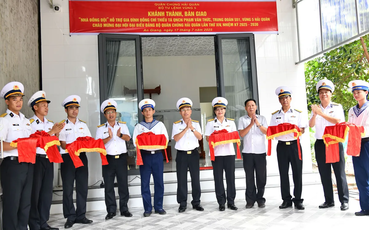  Đại tá Ngô Văn Thành (đứng giữa) và các đại biểu cắt băng khánh thành nhà đồng đội.
