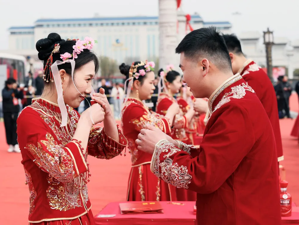Tỉnh ở Trung Quốc cho phép vợ chồng mới cưới nghỉ 15 ngày - Ảnh 1.