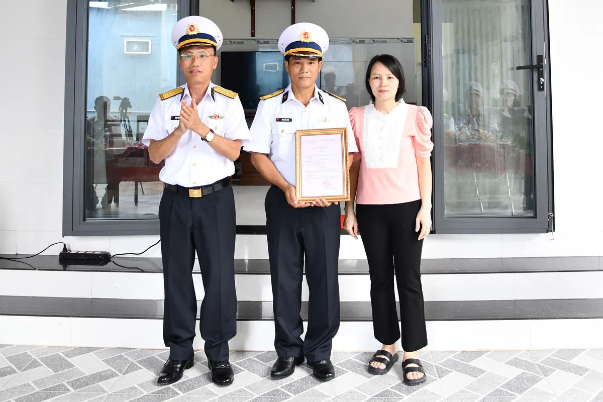 Bộ Tư lệnh Vùng 5 Hải quân bàn giao nhà đồng đội cho quân nhân có hoàn cảnh khó khăn - Ảnh 3.