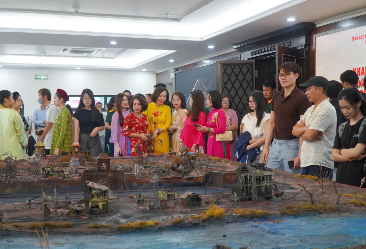 81 ngày đêm “đất cháy, trời gầm” qua những khuôn hình- Ảnh 1. 81 ngày đêm “đất cháy, trời gầm” qua những khuôn hình- Ảnh 1.