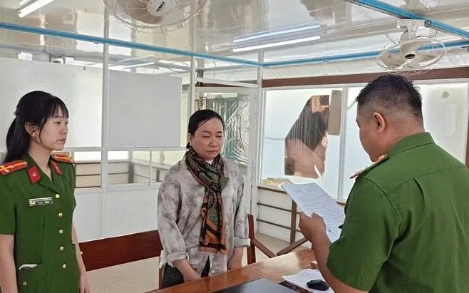Đối tượng Nguyễn Thị Thu Trang nghe các quyết định khởi tố. Đối tượng Nguyễn Thị Thu Trang nghe các quyết định khởi tố.