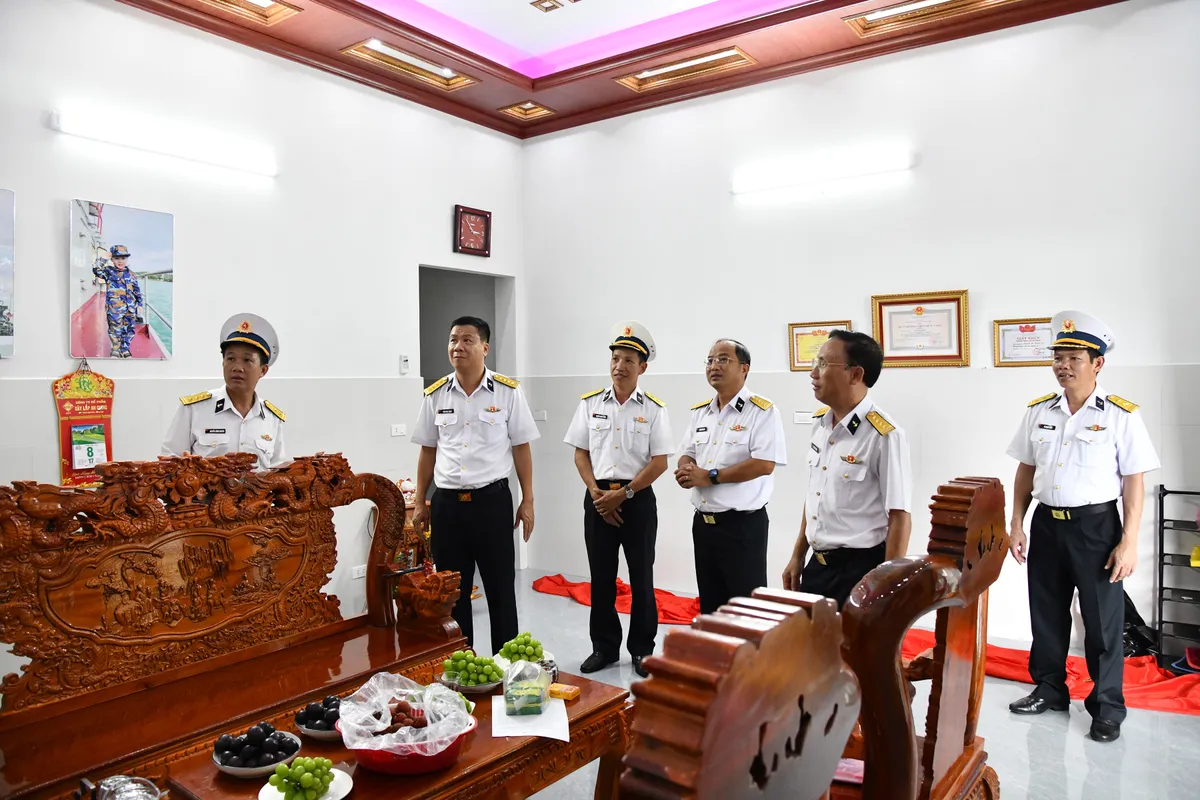 Bộ Tư lệnh Vùng 5 Hải quân bàn giao nhà đồng đội cho quân nhân có hoàn cảnh khó khăn - Ảnh 1.