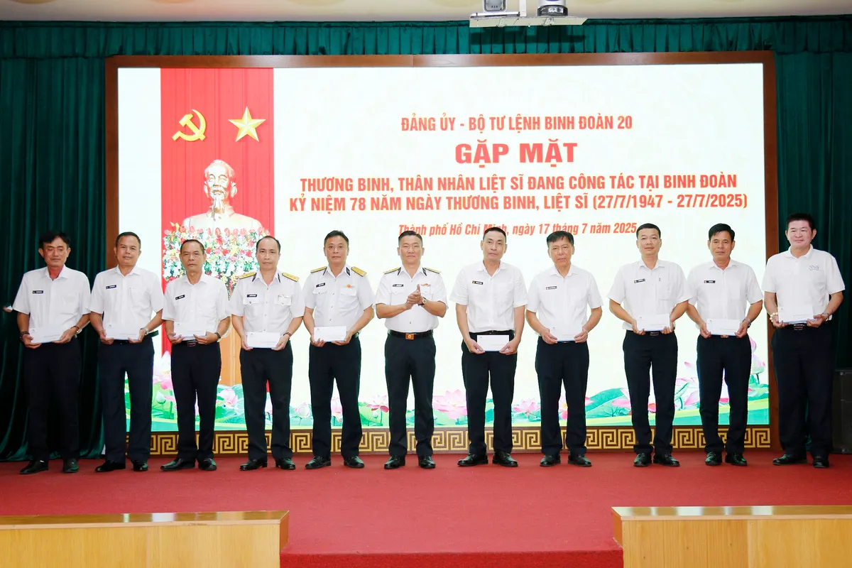 Binh đoàn 20: Gặp mặt, tặng quà thương binh, con liệt sĩ - Ảnh 2.