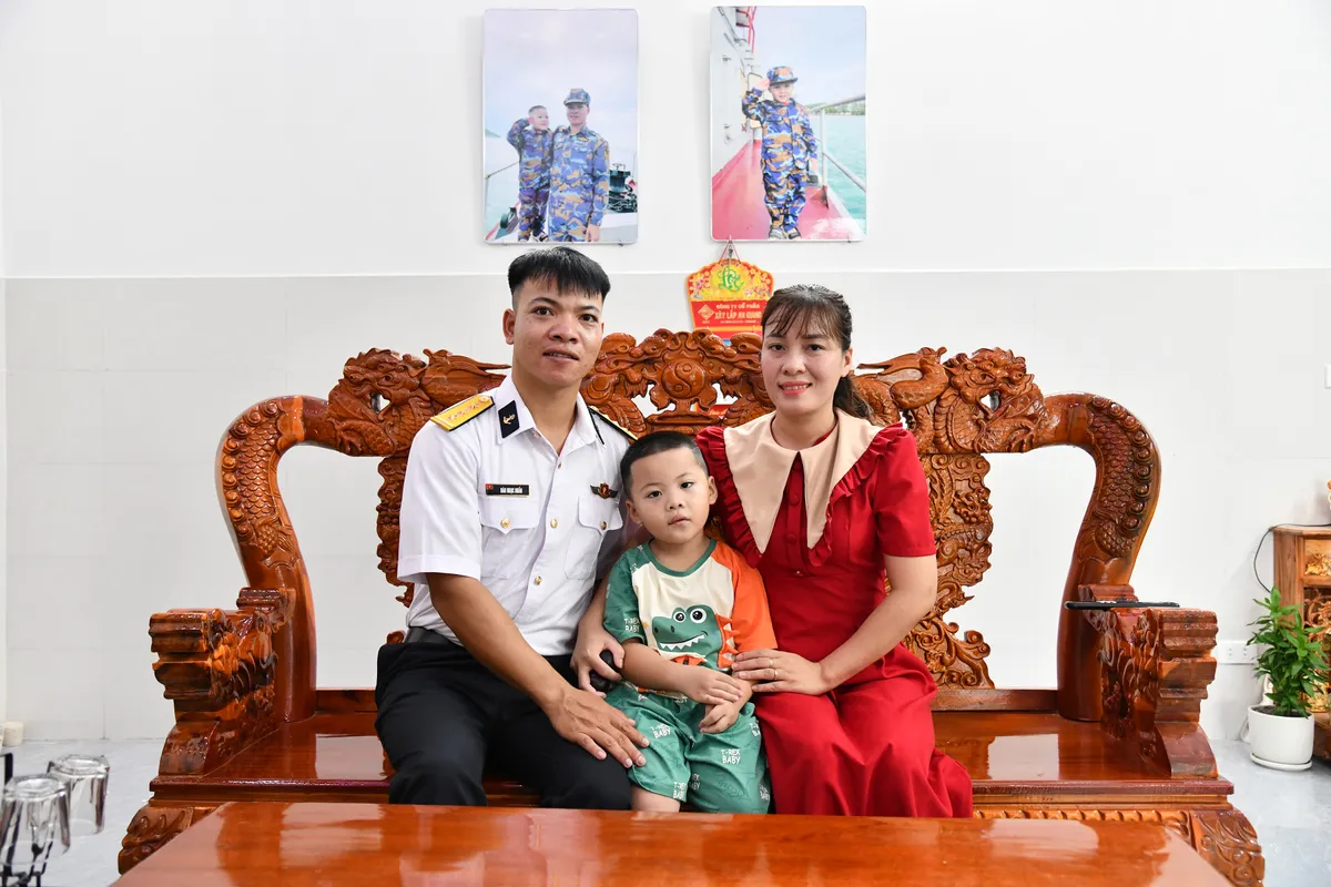 Bộ Tư lệnh Vùng 5 Hải quân bàn giao nhà đồng đội cho quân nhân có hoàn cảnh khó khăn - Ảnh 2.