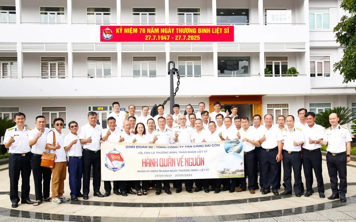 Thủ trưởng Binh đoàn 20 chụp hình chung với các đồng chí thương binh, con liệt sĩ tham gia chương trình về nguồn