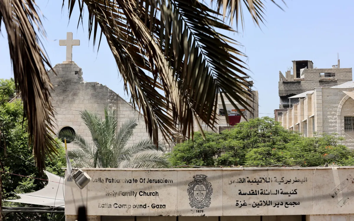 Nhà thờ Holy Family ở Gaza hư hại sau cuộc không kích của Israel hôm 17/7/2025 (Ảnh: AFP) Nhà thờ Holy Family ở Gaza hư hại sau cuộc không kích của Israel hôm 17/7/2025 (Ảnh: AFP)