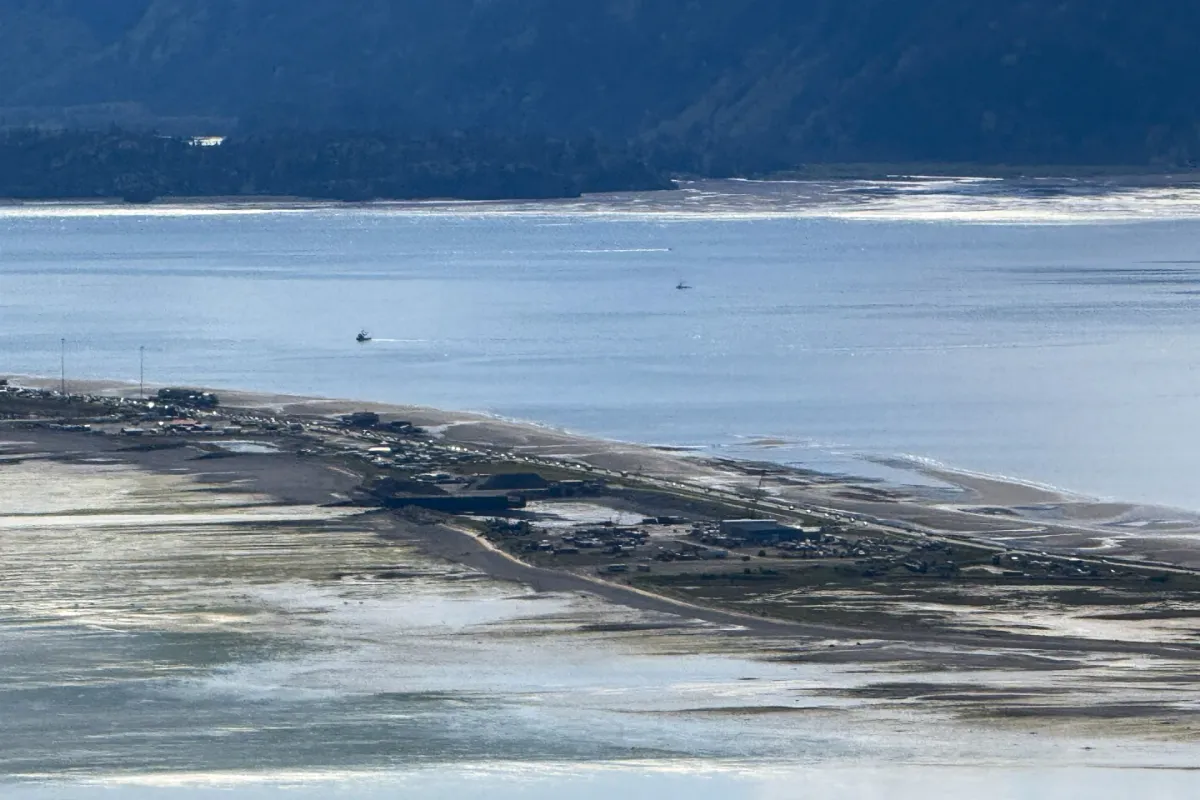 Mỹ ban hành cảnh báo sóng thần sau trận động đất mạnh ngoài khơi Alaska - Ảnh 2.