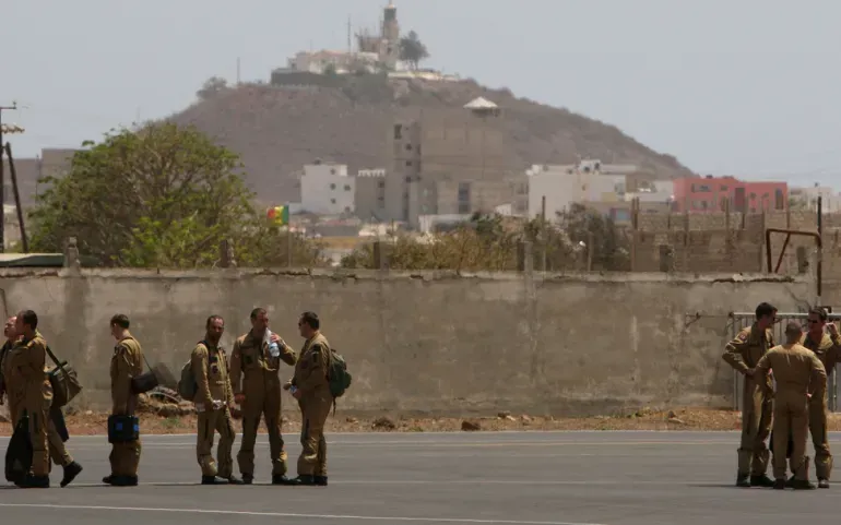 Các binh sĩ Pháp trò chuyện trên đường băng tại căn cứ không quân ở Dakar, Senegal. (Ảnh: AP) Các binh sĩ Pháp trò chuyện trên đường băng tại căn cứ không quân ở Dakar, Senegal. (Ảnh: AP)