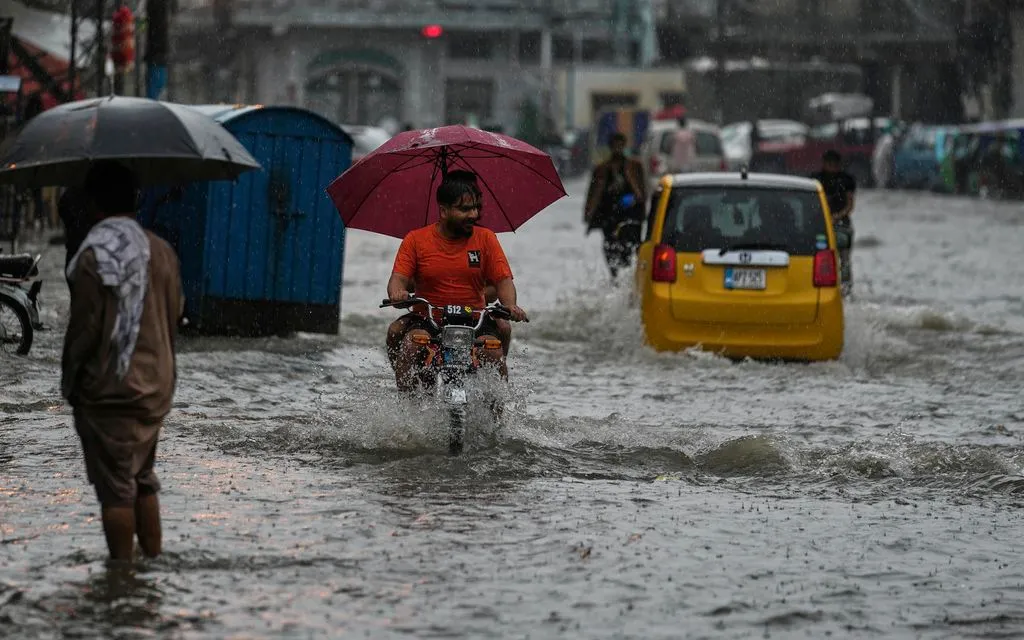 Phương tiện di chuyển trên tuyến đường ngập tại Rawalpindi, Pakistan. (Ảnh: AP) Phương tiện di chuyển trên tuyến đường ngập tại Rawalpindi, Pakistan. (Ảnh: AP)