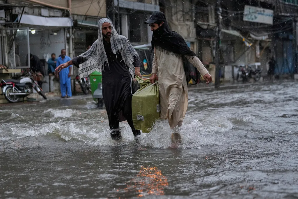 Mưa lớn gây lũ lụt tại Pakistan, ít nhất 54 người thiệt mạng trong 24 giờ qua- Ảnh 1. Mưa lớn gây lũ lụt tại Pakistan, ít nhất 54 người thiệt mạng trong 24 giờ qua- Ảnh 1.