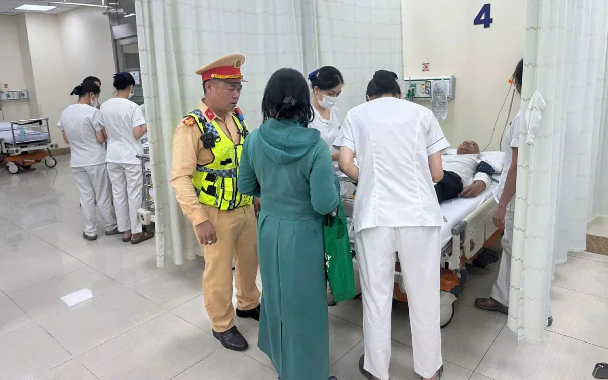 Nam thanh niên bất tỉnh được lực lượng CSGT đi cấp cứu kịp thời. Nam thanh niên bất tỉnh được lực lượng CSGT đi cấp cứu kịp thời.