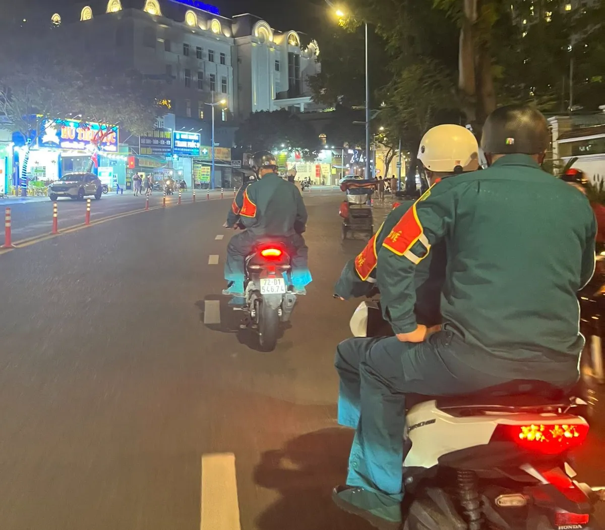 Dân quân phường Vũng Tàu tuần tra đêm trong mùa cao điểm du lịch - Ảnh 1.