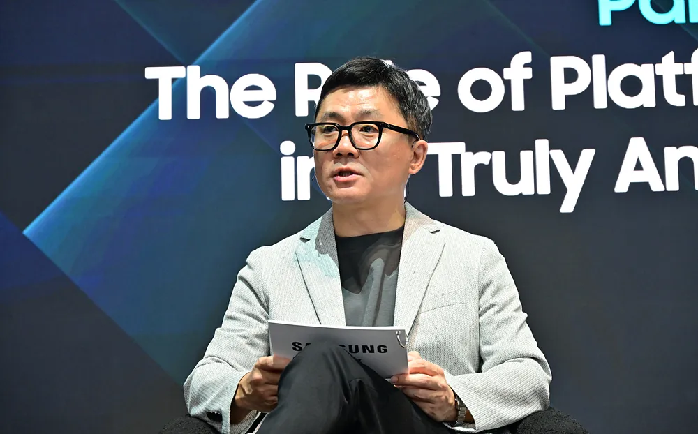 AI kh&ocirc;ng thay thế smartphone - m&agrave; biến n&oacute; th&agrave;nh trung t&acirc;m của kỷ nguy&ecirc;n mới - Ảnh 1.