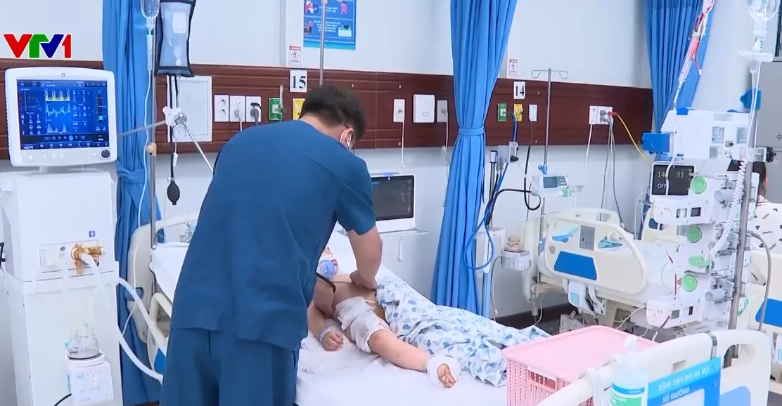 Vụ tai nạn liên hoàn ở Hà Nội: 2 trẻ bị thương nặng, 1 trẻ hôn mê, phải thở máy - Ảnh 2.