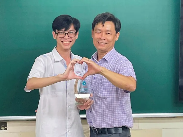 Thủ khoa khối B00 với 3 điểm 10 tuyệt đối: "Không có nỗ lực nào là lãng phí" - Ảnh 2.
