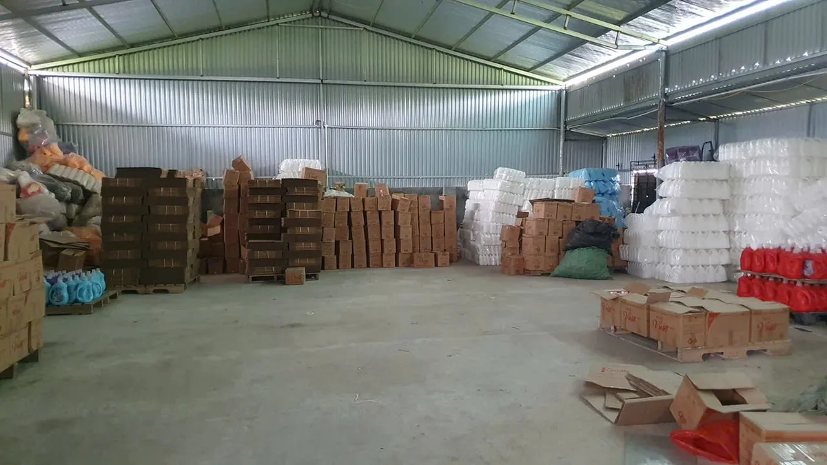 Hưng Yên: Phạt 180 triệu đồng doanh nghiệp sản xuất hàng giả nhãn hiệu D-nee, Tauau - Ảnh 2.