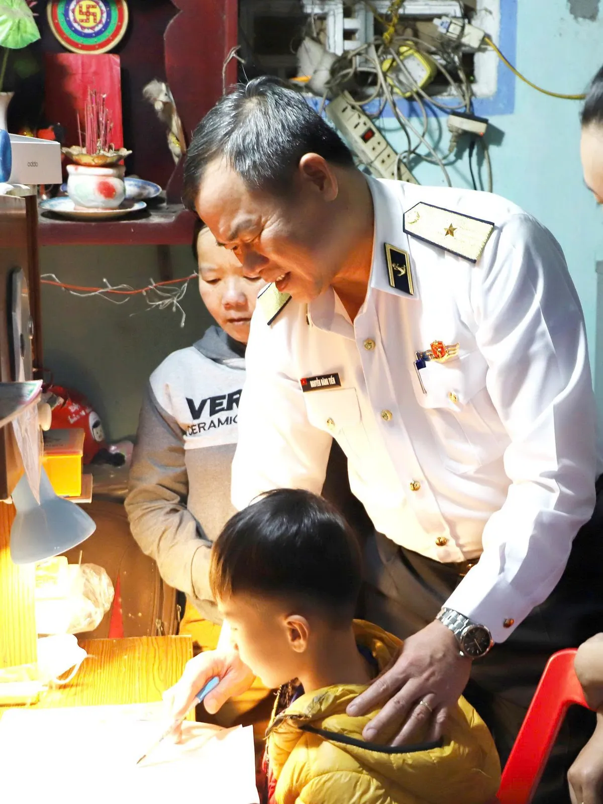 Hải quân đỡ đầu con ngư dân - Nghĩa tình giữa trùng khơi - Ảnh 4.