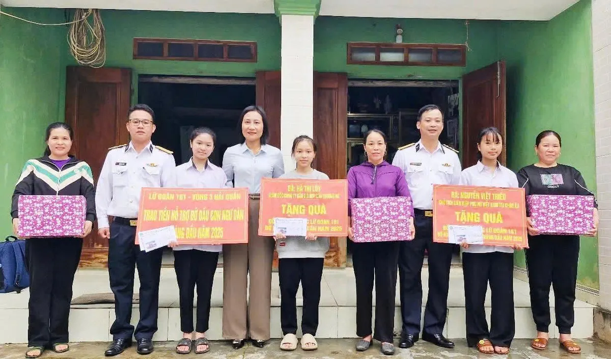 Hải quân đỡ đầu con ngư dân - Nghĩa tình giữa trùng khơi - Ảnh 1.