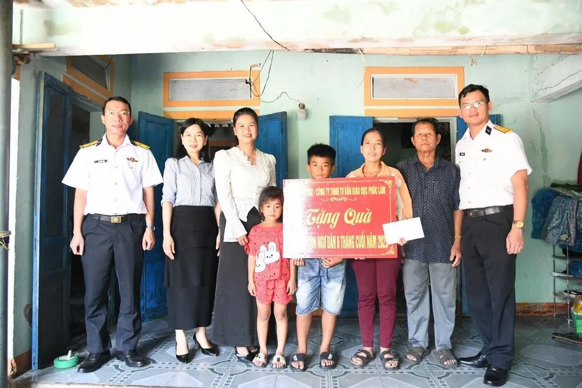 Hải quân đỡ đầu con ngư dân - Nghĩa tình giữa trùng khơi - Ảnh 2.