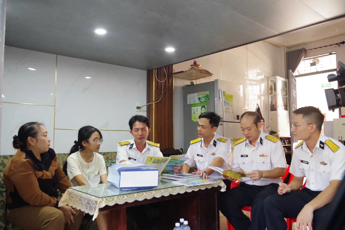 Hải quân đỡ đầu con ngư dân - Nghĩa tình giữa trùng khơi - Ảnh 3.