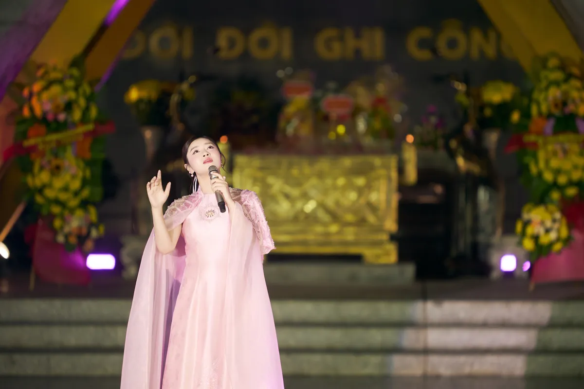 Sao mai Thu Hằng xúc động hát tại tri ân Nghĩa trang Liệt sĩ Quốc gia Đường 9 - Ảnh 2.