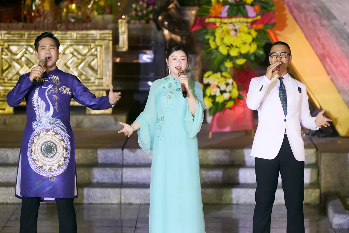 Sao mai Thu Hằng xúc động hát tại tri ân Nghĩa trang Liệt sĩ Quốc gia Đường 9 - Ảnh 1.