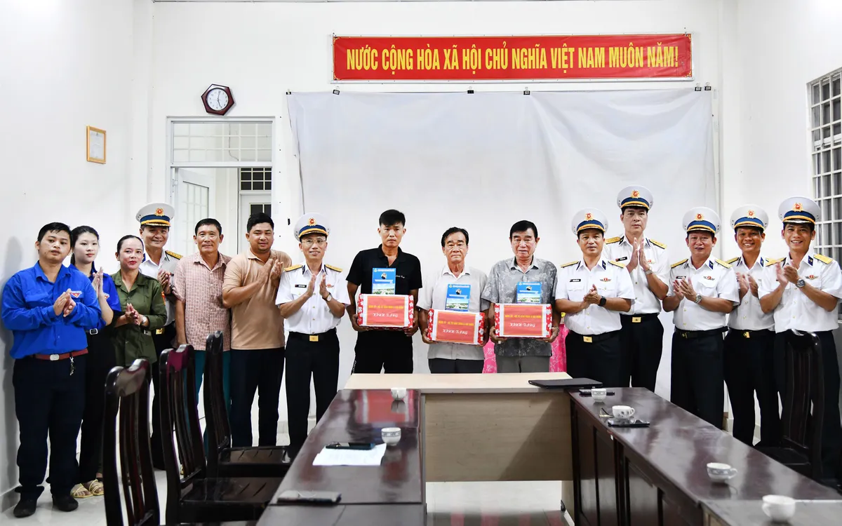 Thủ trưởng Bộ Tư lệnh Vùng 5 Hải quân thăm hỏi, tặng quà tri ân các gia đình chính sách trên địa bàn. Thủ trưởng Bộ Tư lệnh Vùng 5 Hải quân thăm hỏi, tặng quà tri ân các gia đình chính sách trên địa bàn.